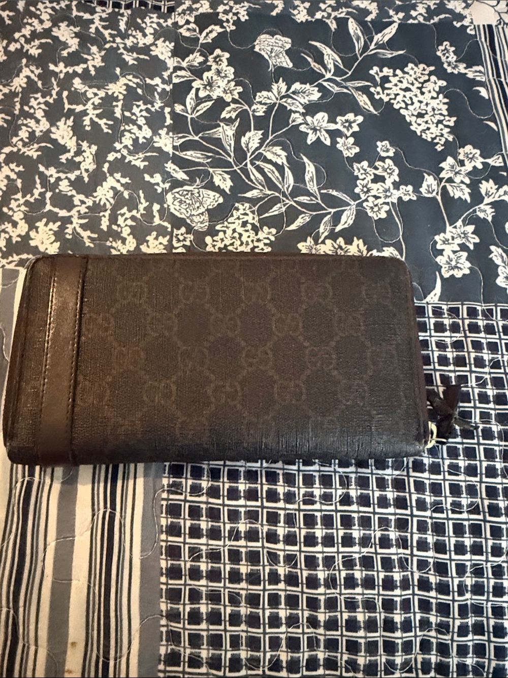Gucci Brown Zip Wallet with Signature Webbing and Gold Accent - Picture 2 of 10